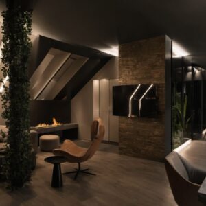 Mężczyzna analizujący kosztorys systemu Smart Home przy stole z planami i makietą nowoczesnego domu